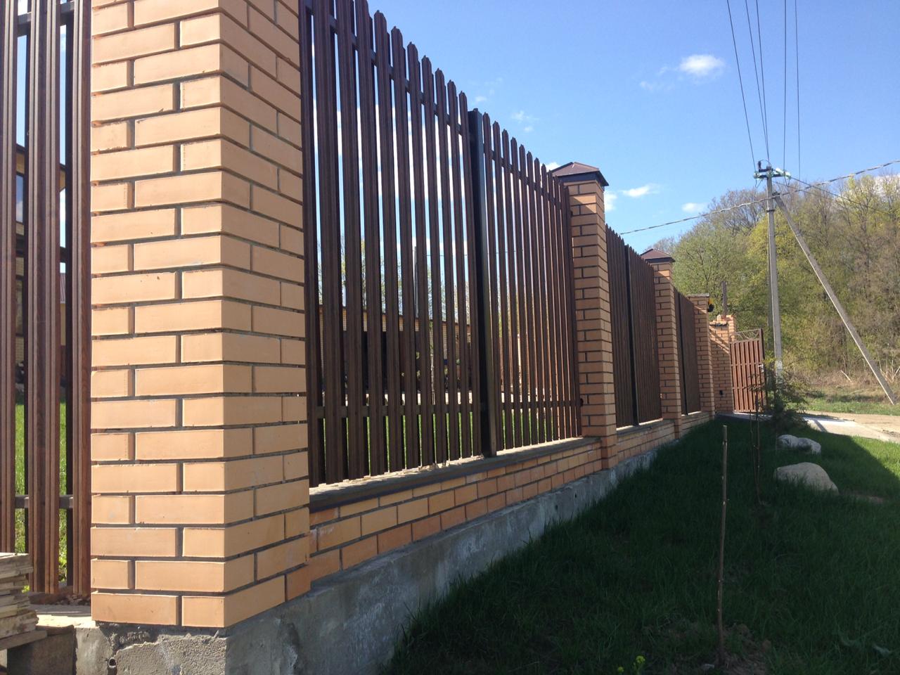 Забор из металлического штакетника с кирпичными столбами ЦЕНА ЗА МЕТР .
